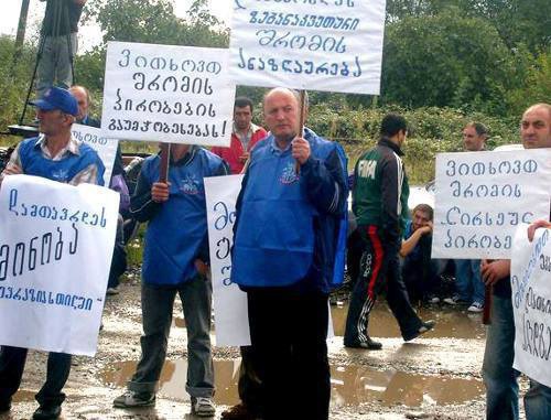 Рабочие металлургического завода "Геркулес" на акции протеста. Грузия, г. Кутаиси, сентябрь 2011 г. Фото: Радио Тависуплеба (RFE/RL)