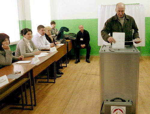Наблюдатели на одном из избирательных участков в ходе голосования на выборах президента Южной Осетии. Цхинвал, 13 ноября 2011 года. Фото Марии Котаевой для "Кавказского узла".