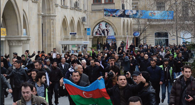 Фото с обложки доклада: yчастники протеста направляются на площадь Фонтанов в центре Баку. Азербайджан, апрель 2011 года. © IRFS
