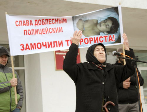 Дагестан, Махачкала, Родопский бульвар, 21 ноября 2011 г. Выступление участницы митинга против произвола силовиков. Фото Ахмеда Магомедова для "Кавказского узла"