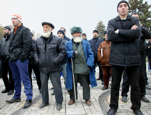 Участники митинга против произвола правоохранительных структур у здания Аварского театра в Махачкале, 21 ноября 2011 г. Фото Ахмеда Магомедова для "Кавказского узла"
