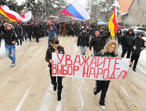 Шествие сторонников Аллы Джиоевой. Цхинвал, Южная Осетия, 1 декабря 2011 г. Фото: uasamonga.ru
