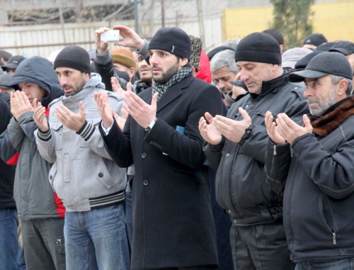 Участники митинга против произвола правоохранительных структур совершают молитву. Махачкала, 21 ноября 2011 г. Фото Ахмеда Магомедова для "Кавказского узла"