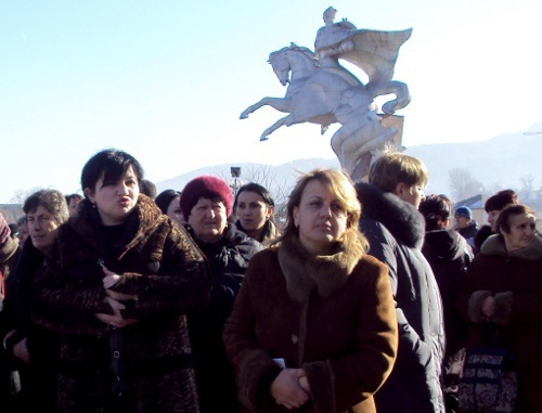Участники акции в поддержку арестованных активистов североосетинского штаба Аллы Джиоевой. Владикавказ, 30 декабря 2011 г. Фото Эммы Марзоевой для "Кавказского узла"