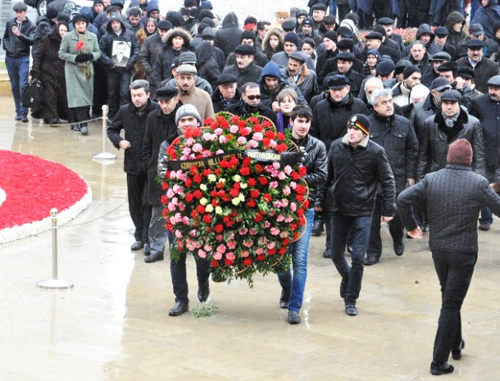 Бакинцы на Аллее шехидов в 22 годовщину ввода советских войск в Баку. 20 января 2012 г. Фото: irfs.az