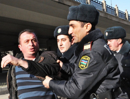 Полиция разгоняет несанкционированную акцию протеста таксистов перед зданием Министерства транспорта Азербайджана. Баку, 16 января 2012 г. Фото: www.irfs.az