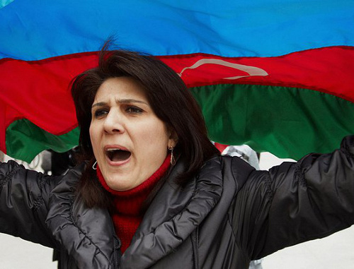 Участница митинга протеста, организованного ГДДОП на Площади фонтанов в Баку 2 апреля 2011 г. Фото ИА "Туран"