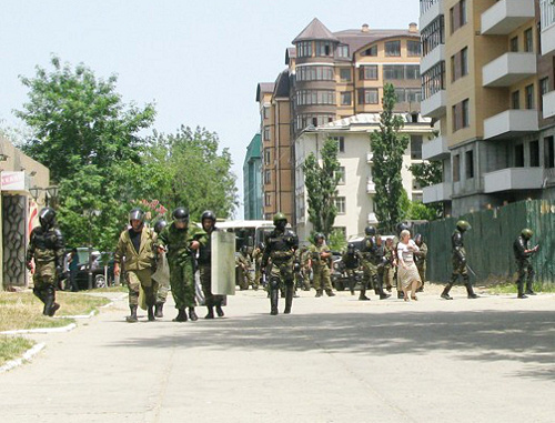 Отряд полиции специального назначения. Махачкала, 2011 г. Фото Закира Магомедова, zakir05.livejournal.com Отряд полиции специального назначения. Махачкала, 2011 г. Фото Закира Магомедова, zakir05.livejournal.com