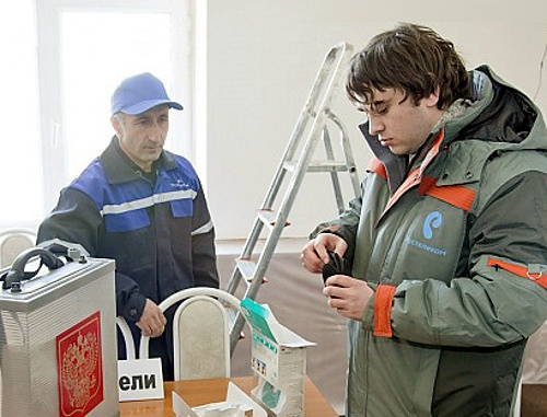 Подготовка к выборам 4 марта 2012 года в Дагестане: установка камер видеонаблюдения на избирательных участках. 30 января 2012 г. Фото пресс-службы Минкомсвязи России, http://minsvyaz.ru