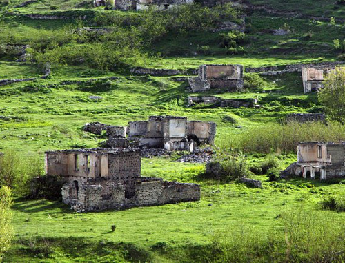 Руины азербайджанского села, разрушенного в годы конфликта. Нагорный Карабах, 2011 г. Фото: http://asketic-travel.livejournal.com