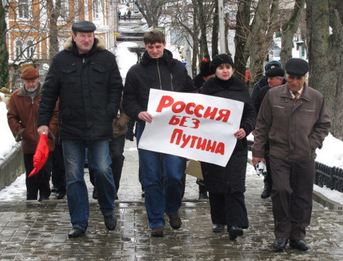 Участники "гражданской панихиды"  в Ставрополе 26 февраля 2012 г. Фото Константина Ольшанского для "Кавказского узла"