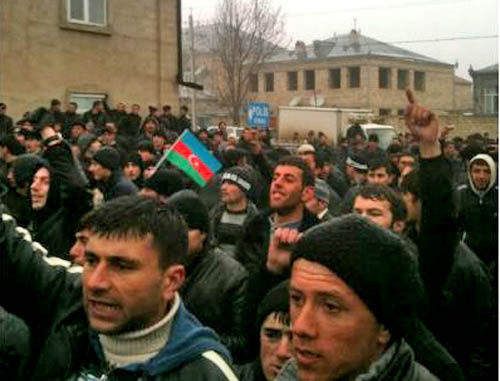 Полиция разогнала акцию протеста у здания исполнительной власти района в Губе. Азербайджан, 1 марта 2012 г. Фото: ИА "Туран" Полиция разогнала акцию протеста у здания исполнительной власти района в Губе. Азербайджан, 1 марта 2012 г. Фото: ИА "Туран"