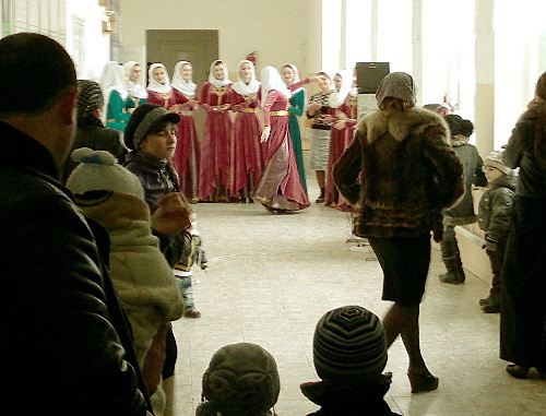 Выступление творческого коллектива на одном из избирательных участков в Грозном. 4 марта 2012 г. Фото предоставлено очевидцами