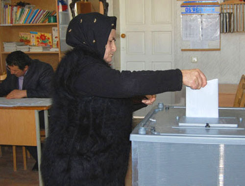 На одном из избирательных участков. Дагестан, 4 марта 2012 г. Фото: www.riadagestan.ru