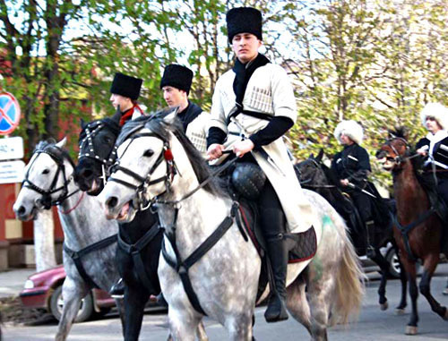 День черкесского флага. Республика Адыгея, 25 апреля 2011 г. Фото: www.circas.ru
День черкесского флага. Республика Адыгея, 25 апреля 2011 г. Фото: www.circas.ru
