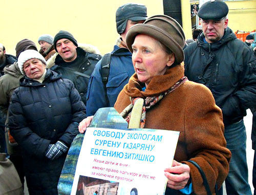 Мать Сурена Газаряна на пикете в Москве. 17 марта 2012 г. Фото: Олег Козырев, oleg-kozyrev.livejournal.com 