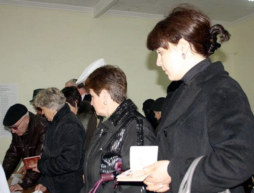 Граждане Южной Осетии на избирательном участке в Цхинвале во время первого тура президентских выборов 25 марта 2012 г. Фото: Катерина Пухаева/ИА "Рес", http://cominf.org