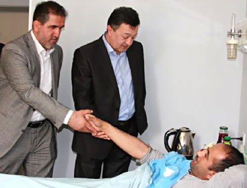 Идрак Аббасов в больничной палате. Азербайджан, Баку, 19 апреля 2012 г. Фото ИА "Туран"