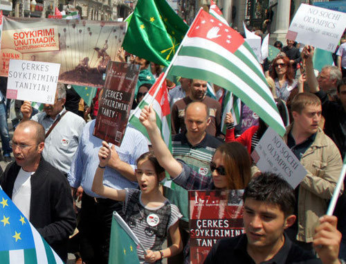 Члены общественной организации "Кавказский Форум" проводят митинг, призывающий признать геноцид черкесского народа и бойкотировать олимпиаду в Сочи. Турция, Стамбул, 21 мая 2011 г. Фото: www.elot.ru