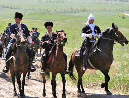 Конное шествие во время празднования Дня черкесского флага. Карачаево-Черкессия, 25 апреля 2012 г. Фото http://kchrline.ru