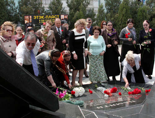 Дагестан, Каспийск, 4 мая 2012 г. Возложение цветов к памятнику жертвам теракта 9 мая 2002 г. Фото Муртуза Муртазалиева, www.kaspiysk.org