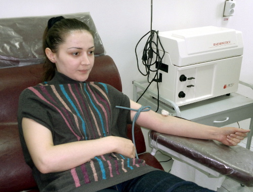 Девушка сдает кровь для пострадавших в  двойном теракте 3 мая. Дагестан, Махачкала, станция переливания крови, 5 мая 2012 г. Фото Патимат Махмудовой для "Кавказского узла"