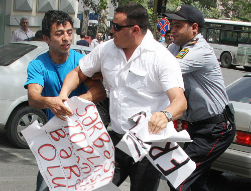 Полицейские задерживают участника акции оппозиции. Баку, 14 мая 2012 г. Фото ИА "Туран"