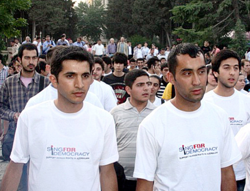 Азербайджан, Баку, 23 мая 2012 г. Участники акции-прогулки в белых футболках с надписями Sing for democraсy (Пой для демократии). Фото ИА "Туран"