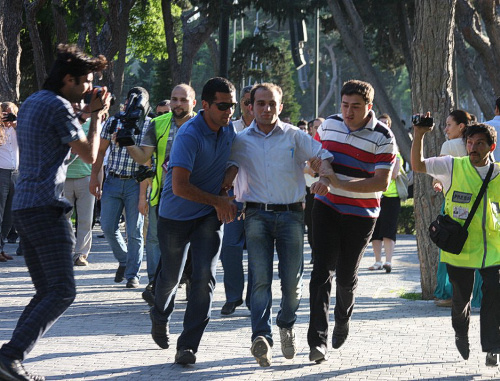 Баку, 25 мая 2012 г. Люди в штатском задерживают участников прогулки на Приморском бульваре. Фото ИА "Туран"