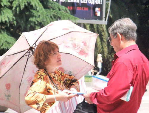 Ирина Бровкина во время пикета за отставку мэра собирает подписи. Сочи, 28 мая 2012 г. Фото Светланы Кравченко для "Кавказского узла"