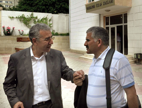 Интигам Алиев (слева) у здания суда после завершения слушания дела Гаджиева в Баку, 21 мая 2012 г. Фото: Амунд Треллевик, фонд «Дом прав человека».