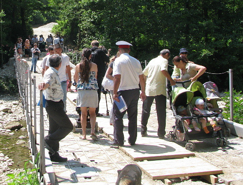 Жители поселка Кудепста собираются на правом берегу реки на акцию против строительства ТЭС. Сочи, 8 июня 2012 г. Фото предоставлено участниками акции