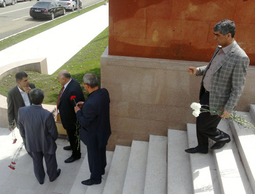Виталий Баласанян (справа) и члены партии АРФД у мемориального комплекса в Степанакерте во время праздничных мероприятий 8 мая 2012 г. Фото Алвард Григорян для "Кавказского узла"
