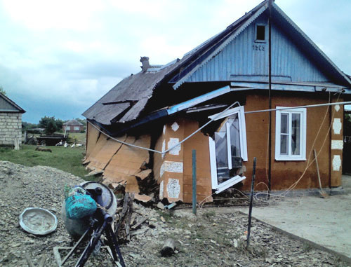 Один из домов, разрушенный во время наводнения. Адыгея, Кошехабльский район. Фото: MustOFF, www.elot.ru