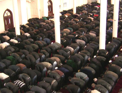 Молитва в мечети. Фото RFE/RL, www.radioazadlyg.org