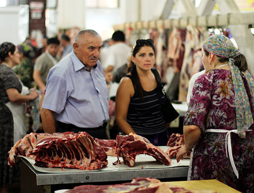 Жители Махачкалы выбирают мясо на "2-ом рынке". Фото Махача Ахмедова для "Кавказского узла"