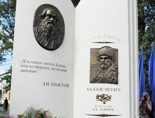 Памятник Льву Толстому и его литературному герою Хаджи-Мурату. Махачкала, 12 сентября 2012 г. Фото Альберта Токаева