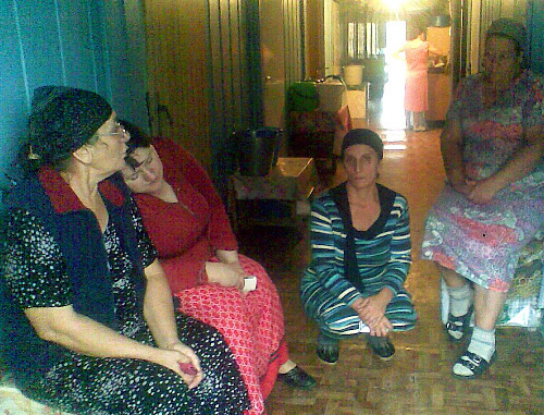 Участницы голодовки на территории ПВР "Промжилбаза". Ингушетия, Карабулак. 19 сентября 2012 г. Фото предоставлено жителями "Промжилбазы"