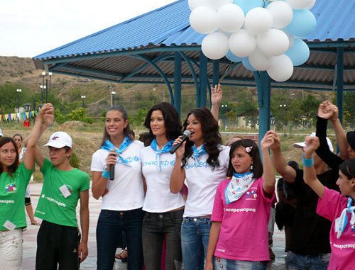 Участники миротворческого лагеря, организованного при поддержке ЮНИСЕФ в Избербаше.  Дагестан, июль 2009 г. Фото: http://www.dagpravda.ru
