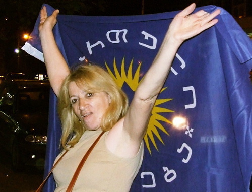 Жительница Тбилиси с флагом "Грузинской мечты" после голосования на выборах в парламент Грузии. Тбилиси, 1 октября 2012 г. Фото Эдиты Бадасян для "Кавказского узла"