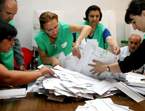 Подсчет голосов на одном из избирательных участков Грузии в день выборов. Фото http://pik.tv