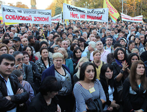 Митинг партии "Патриоты России" прошел на площади у Осетинского театра. Северная Осетия, Владикавказ, 16 октября 2012 г. Фото Эммы Марзоевой для "Кавказского узла" Митинг партии "Патриоты России" прошел на площади у Осетинского театра. Северная Осетия, Владикавказ, 16 октября 2012 г. Фото Эммы Марзоевой для "Кавказского узла"