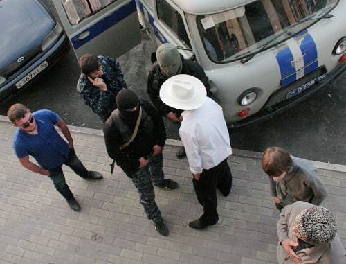Сотрудники ОМОН у здания, где проводилась голодовка протеста. Ингушетия, Назрань, 29 октября 2012 г. Фото: http://mehkkhel.org