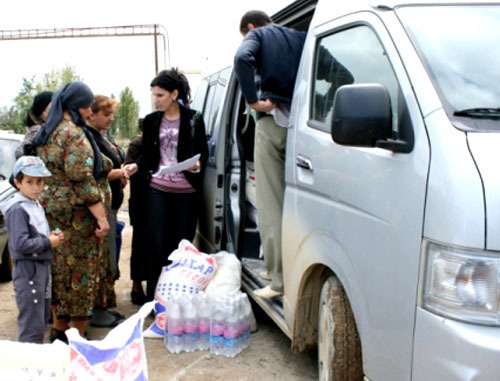 Выдача гуманитарной помощи жителям Дербента. Фото http://www.dagmol.ru