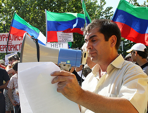 Хаджимурад Камалов на митинге против произвола силовиков. Махачкала, 2008 г. Фото: http://www.chernovik.net Хаджимурад Камалов на митинге против произвола силовиков. Махачкала, 2008 г. Фото: http://www.chernovik.net