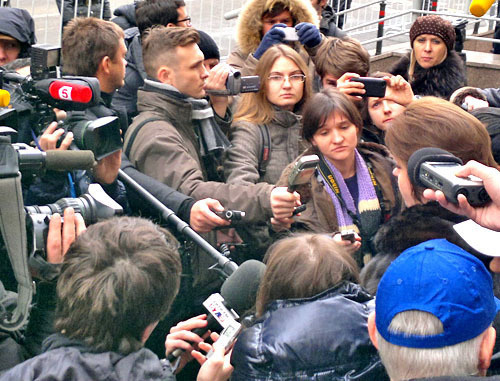 Оксана Михалкина дает интервью журналистам. Москва, 27 ноября 2012 г. Фото Юлии Буславской для "Кавказского узла"