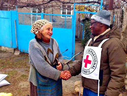 Сотрудники миссии Международного Комитета Красного Креста оказывают гуманитарную помощь жителям ряда районов Южной Осетии, сельхозугодья которых пострадали от июньского града. Южная Осетия, 7 декабря 2012 г. Фото www.cominf.org
