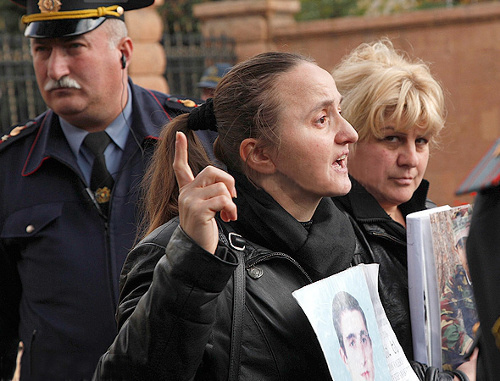 Акция протеста родственников погибших в армии солдат у президентского дворца в Ереване 13 ноября 2012 г. Фото: © PanARMENIAN Photo / Tigran Mehrabyan
