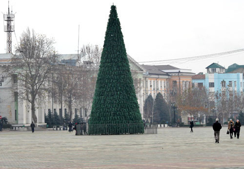 Елка на Площади Ленина в Махачкале. Дагестан, 24 декабря 2012 г. Фото Ахмеда Магомедова для "Кавказского узла"