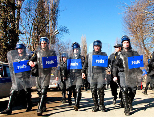 Полиция в центре города Исмаиллы. Азербайджан, 24 января 2013 г. Фото Азиза Каримова для "Кавказского узла"